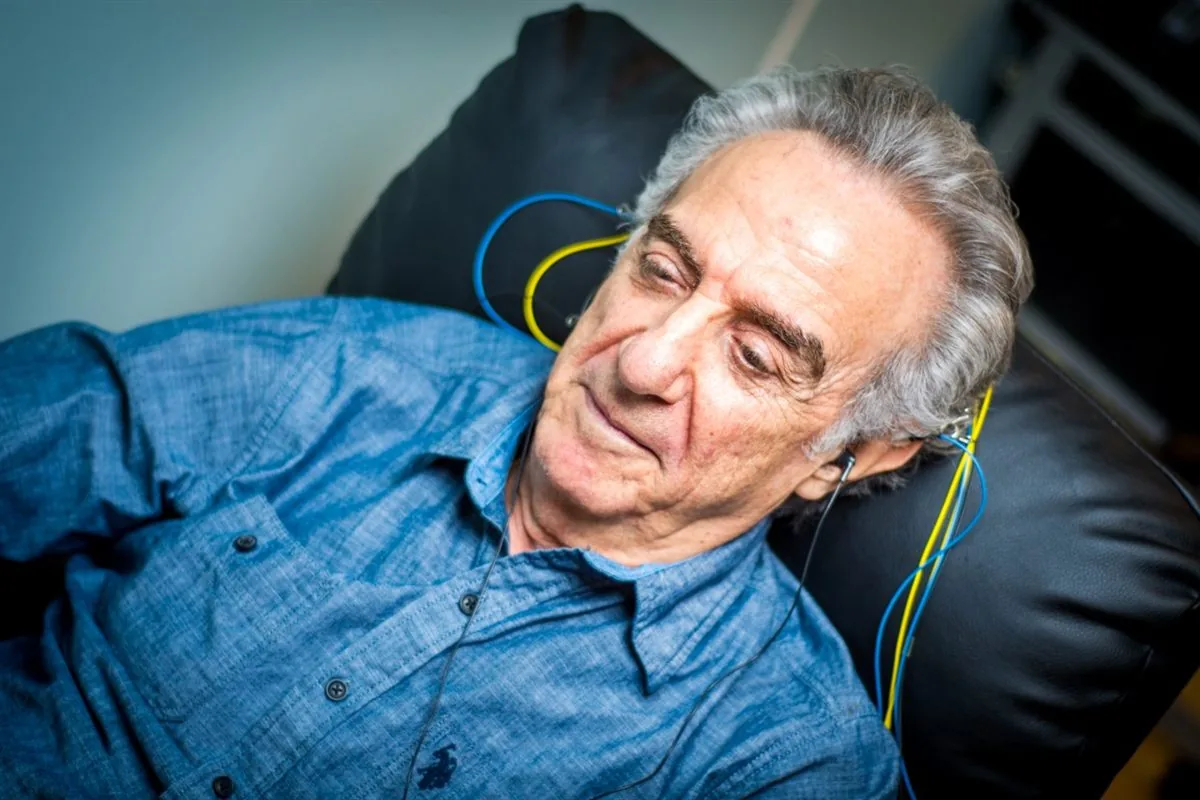 Homme senior détendu, les yeux mi-clos, pendant une séance de neurofeedback